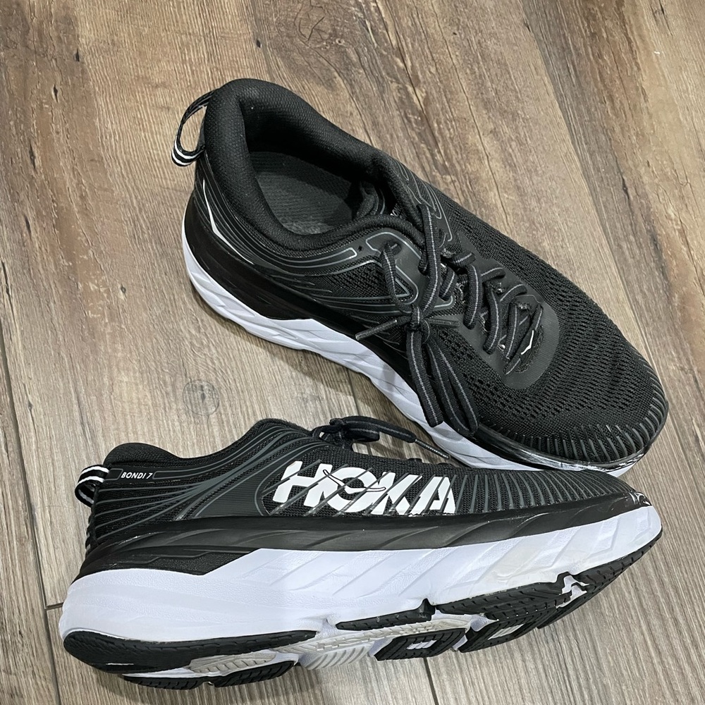 Hoka Bondi 7 tennis shoes
